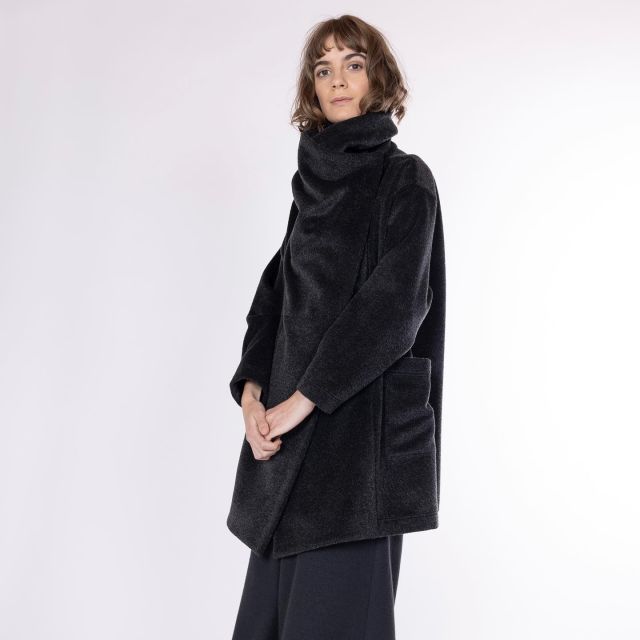 Ella wears our unique „Mimosa Coat“…
#handmade #osttirol #slowfashion #transparent #fair #sustainable #unique #diversethoughts 
Foto mit @eliasbachmann , Model @ella.gaisberger, Hair & Make up @pony.und.puder